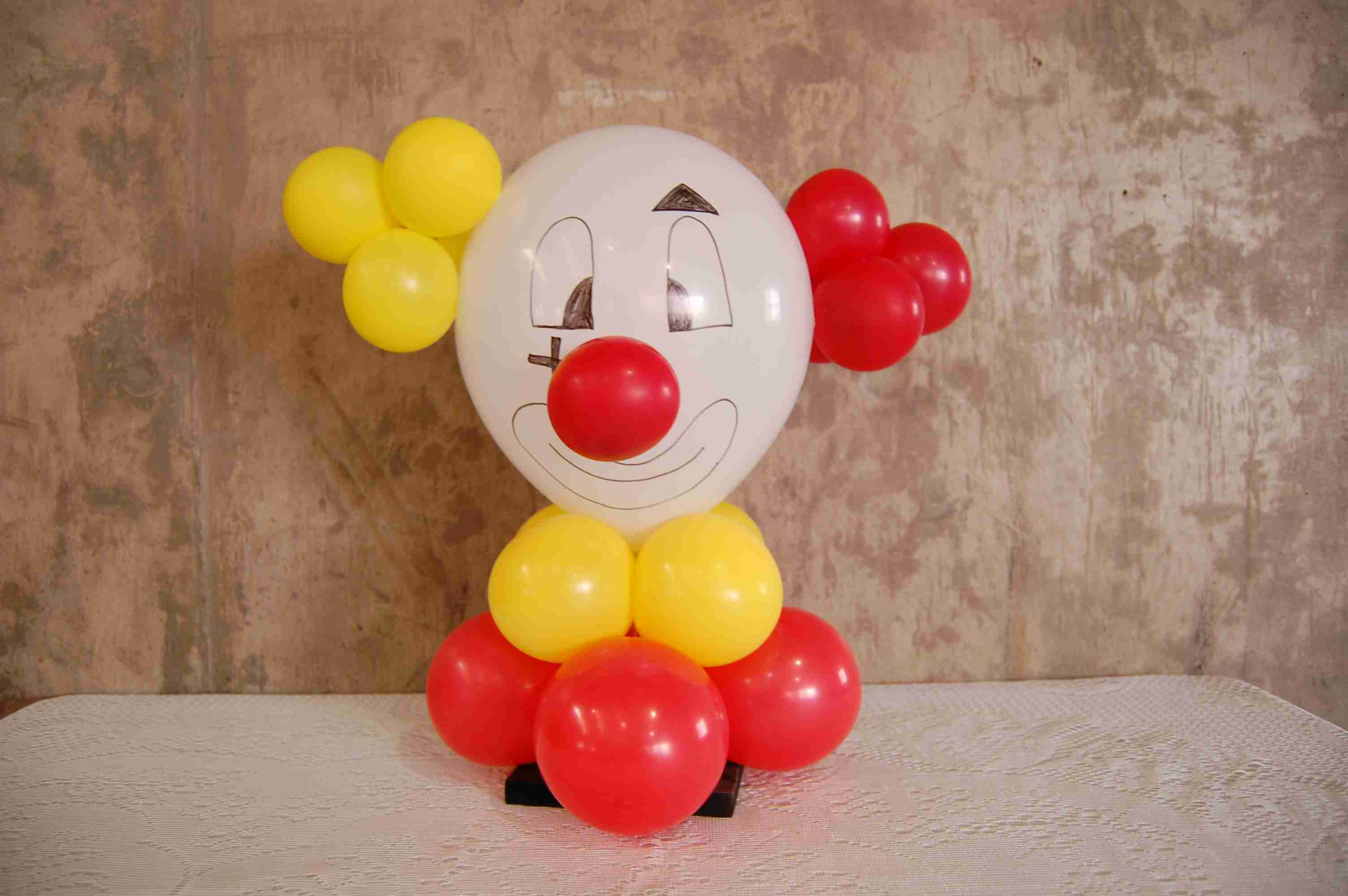 Clowns balloons. Клоун из шаров. Клоун с шариками. Шары с клоуном. Клоун из воздушного шарика и бумаги.